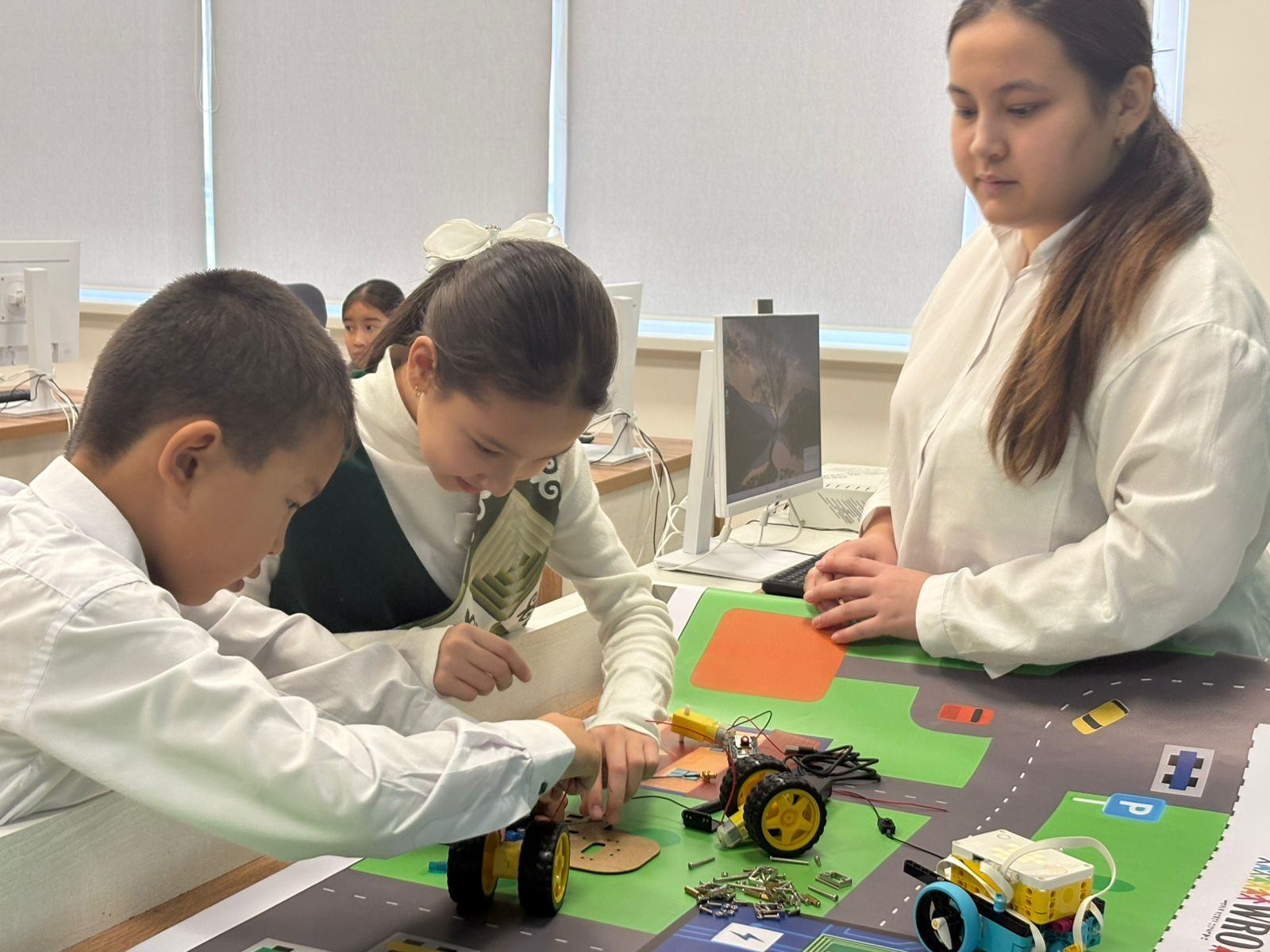 В Актау журналистам показали одну из самых современных школ региона