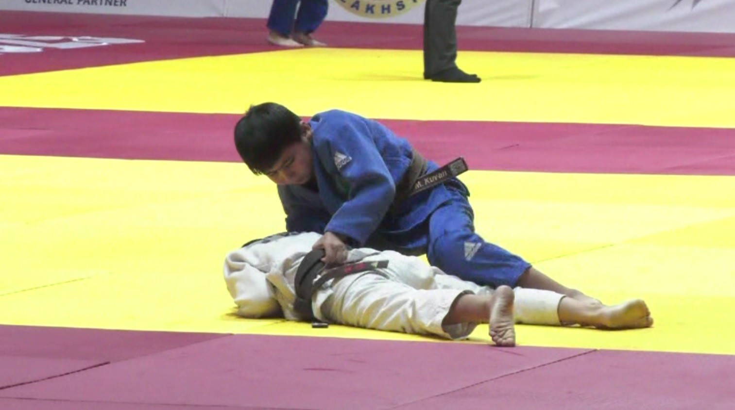 Казахстанские дзюдоисты возглавили медальный зачет турнира в Актау