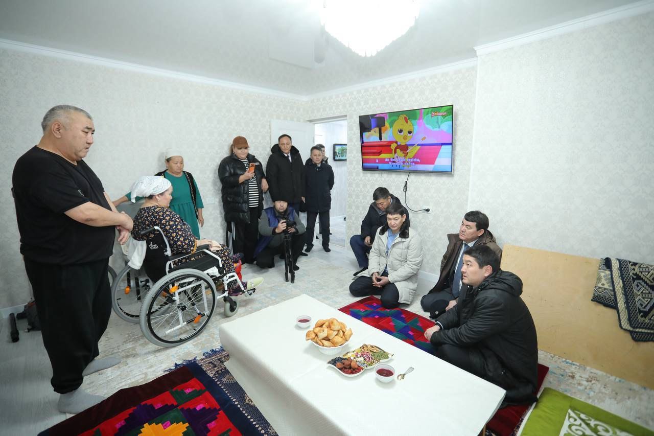 Нурдаулет Килыбай лично выслушал обращения людей с ограниченными возможностями в Жанаозене