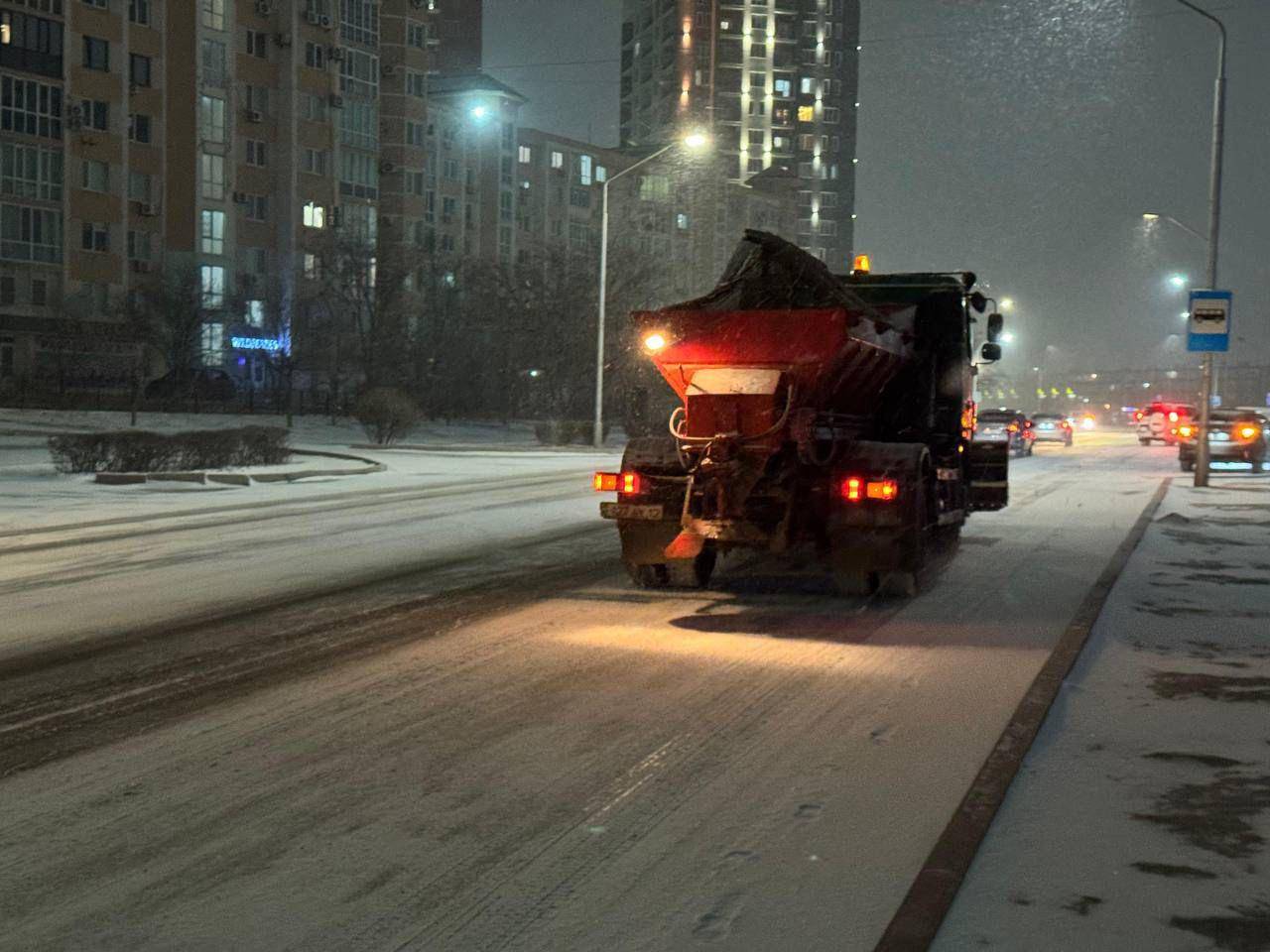 В Актау проведены работы по обработке дорог инертным материалом