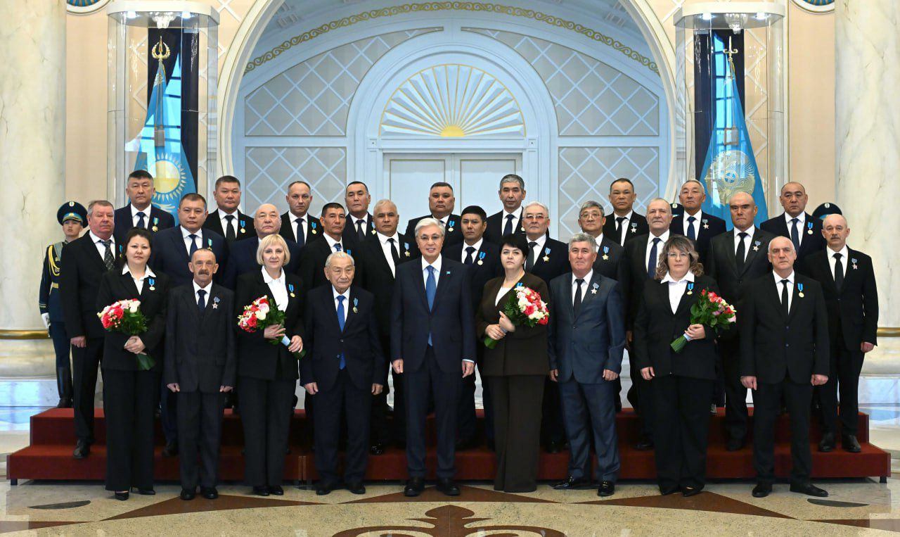 День энергетика: Президент наградил двух энергетиков из Мангистауской области