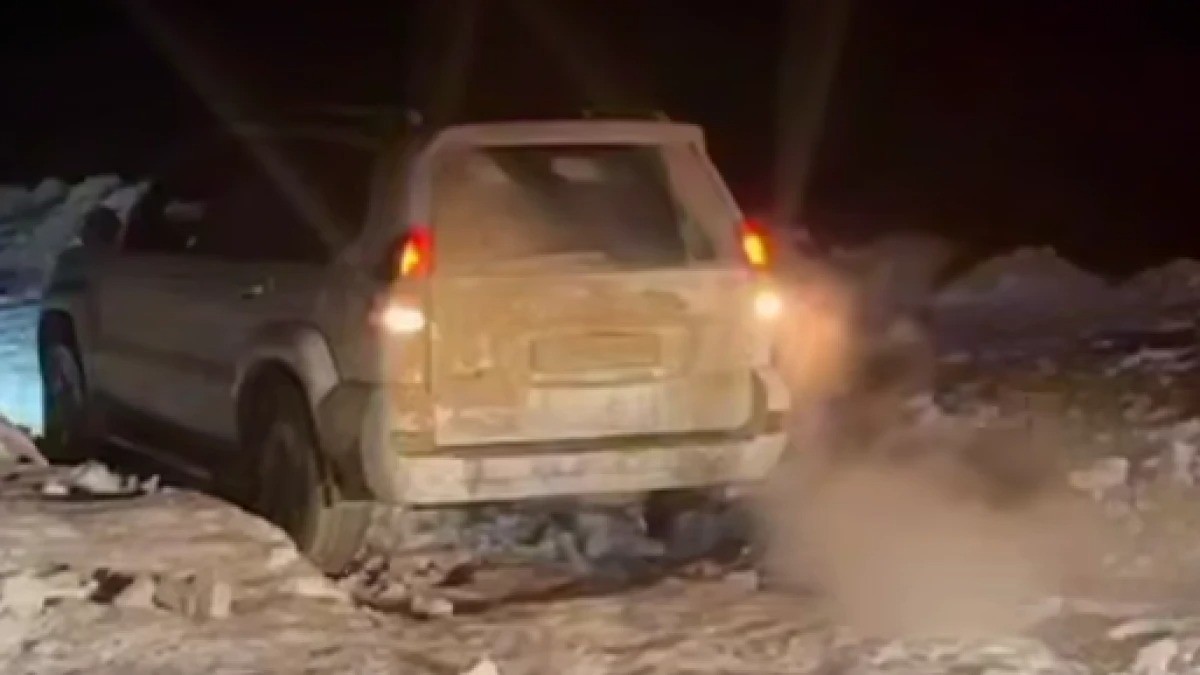 Застряли в грязи: В Мангистау спасли четверых человек