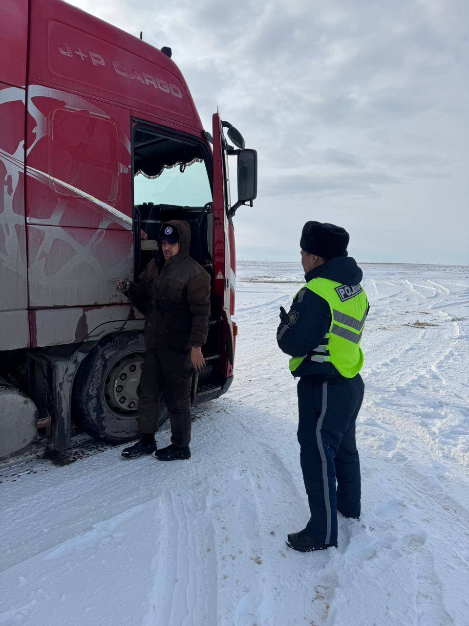 Мангистауские полицейские оказали помощь грузовику, простоявшему на дороге два дня