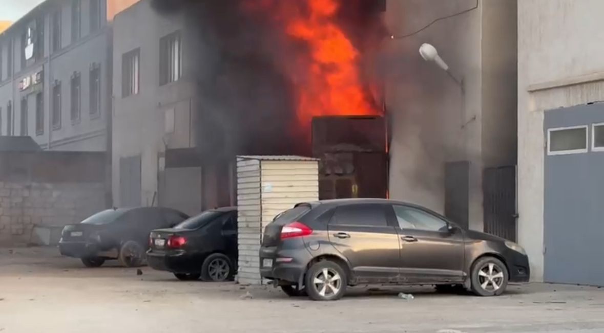 Пострадавший в пожаре на ИВЛ и в тяжёлом состоянии: В Актау сгорело СТО