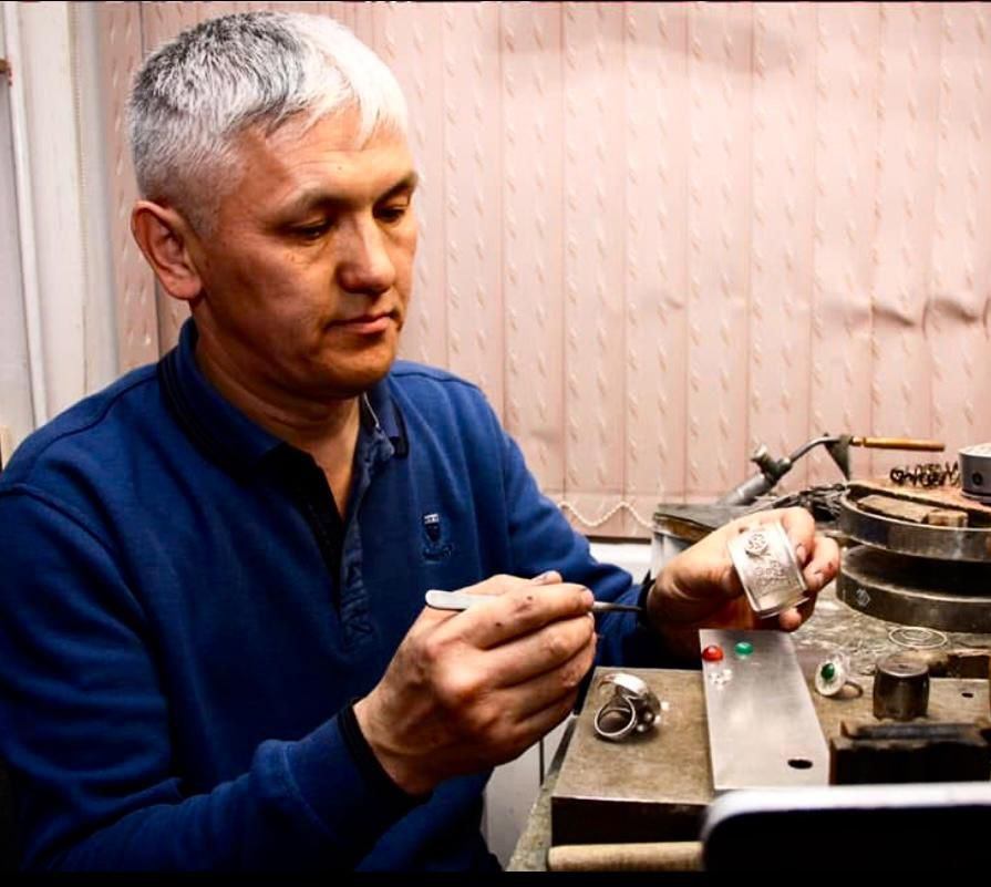 В Мангистау мастер дарит вторую жизнь древним украшениям