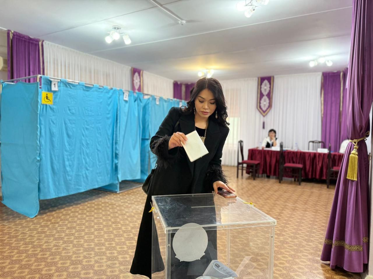 Маңғыстаулық әнші Аида Байгелова референдумда өз дауысын берді