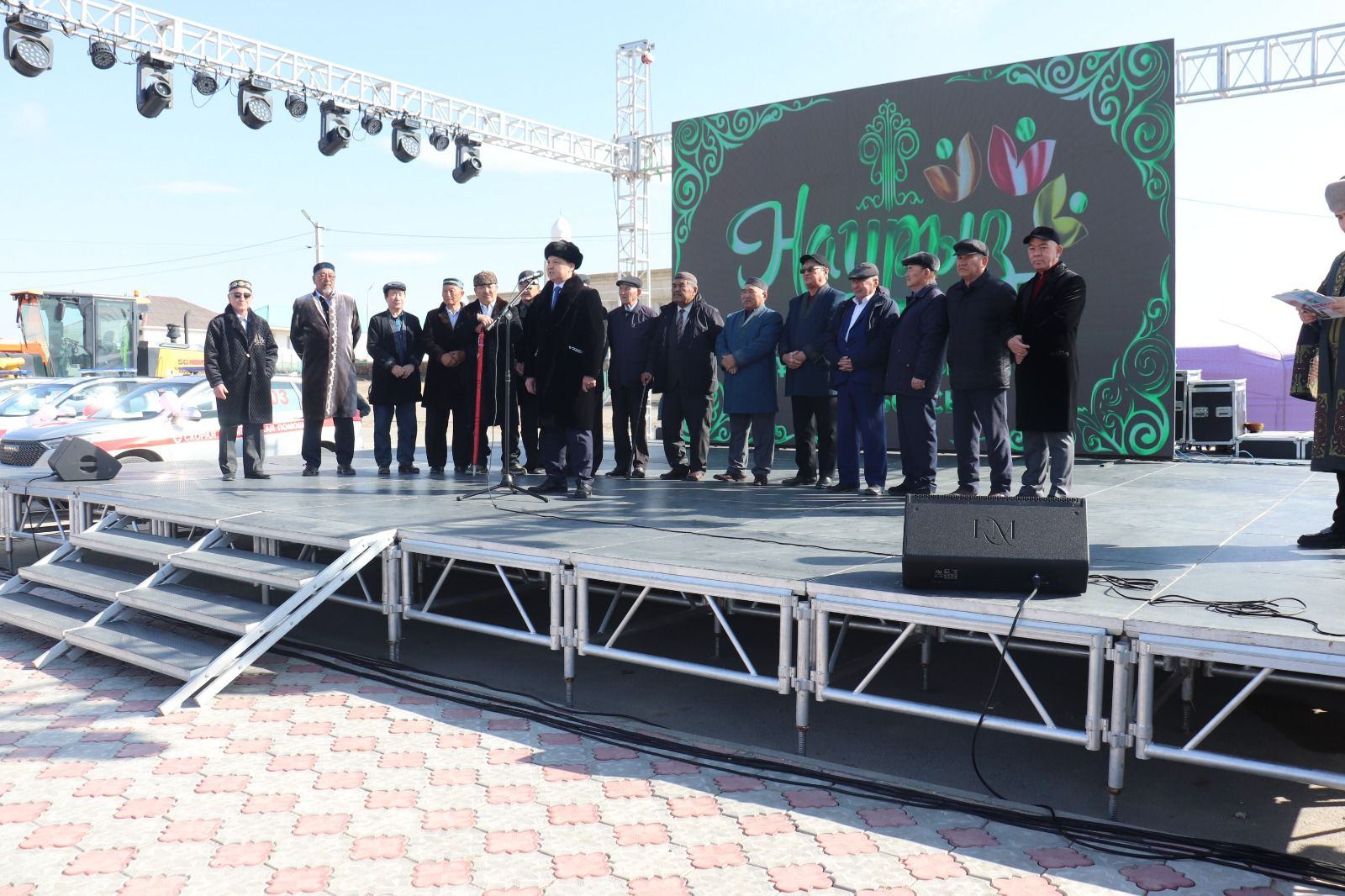 В Шетпе жителям вручили ключи от квартир, а учреждениям — технику