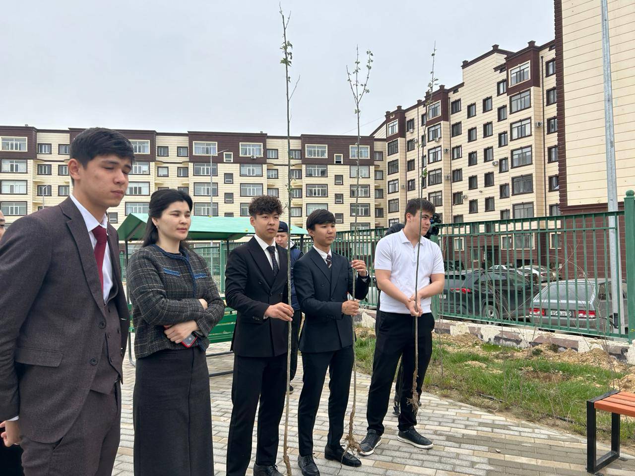 В Актау выпускники школы посадили деревья