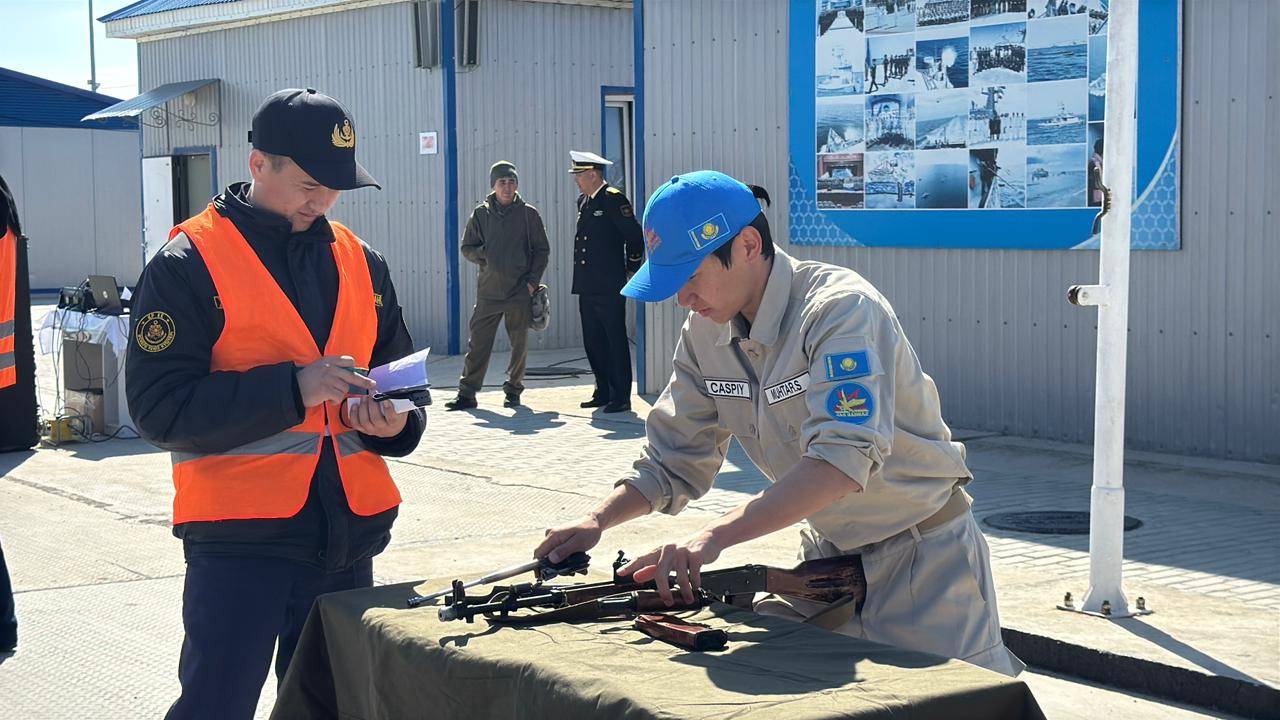 Более сотни школьников и студентов окунулись в жизнь военных моряков