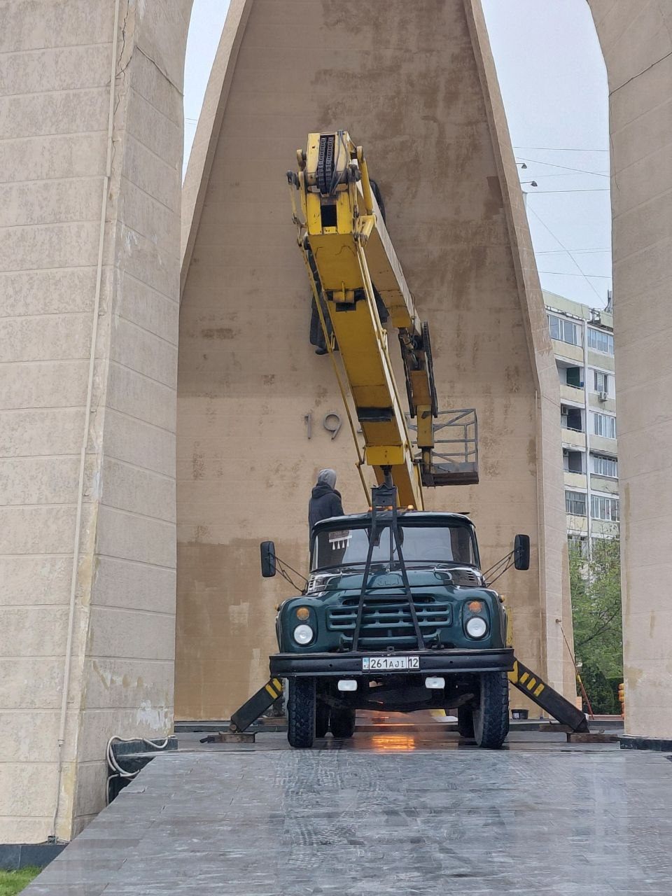 В Актау начали реставрацию и ремонт на монументе "Вечный огонь"