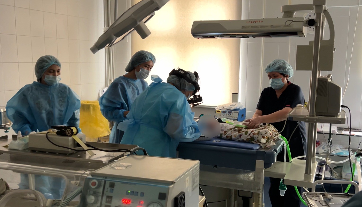 В Мангистау начали проводить операции по сохранению зрения недоношенным детям