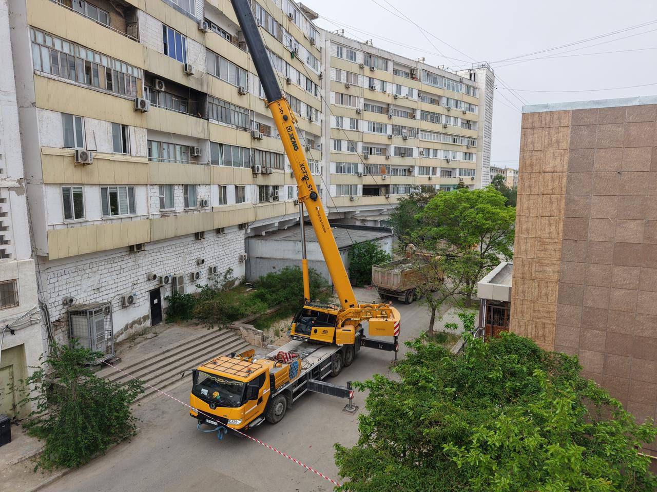 В Актау демонтируют аварийные конструкции на крышах многоквартирных домов