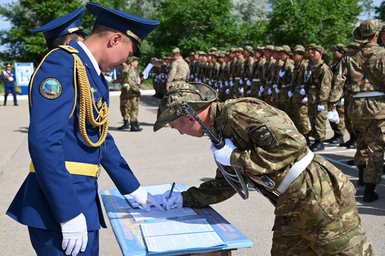 В Актау 170 молодых солдат приняли Военную присягу