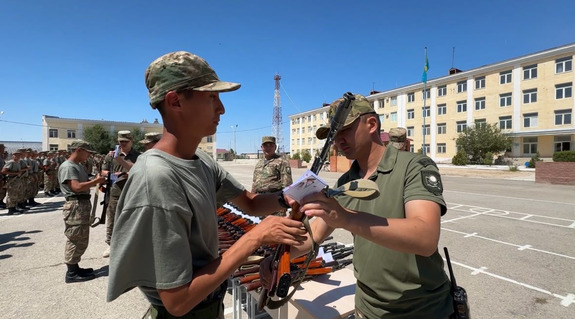 В Жанозене молодым солдатам вручили личное оружие