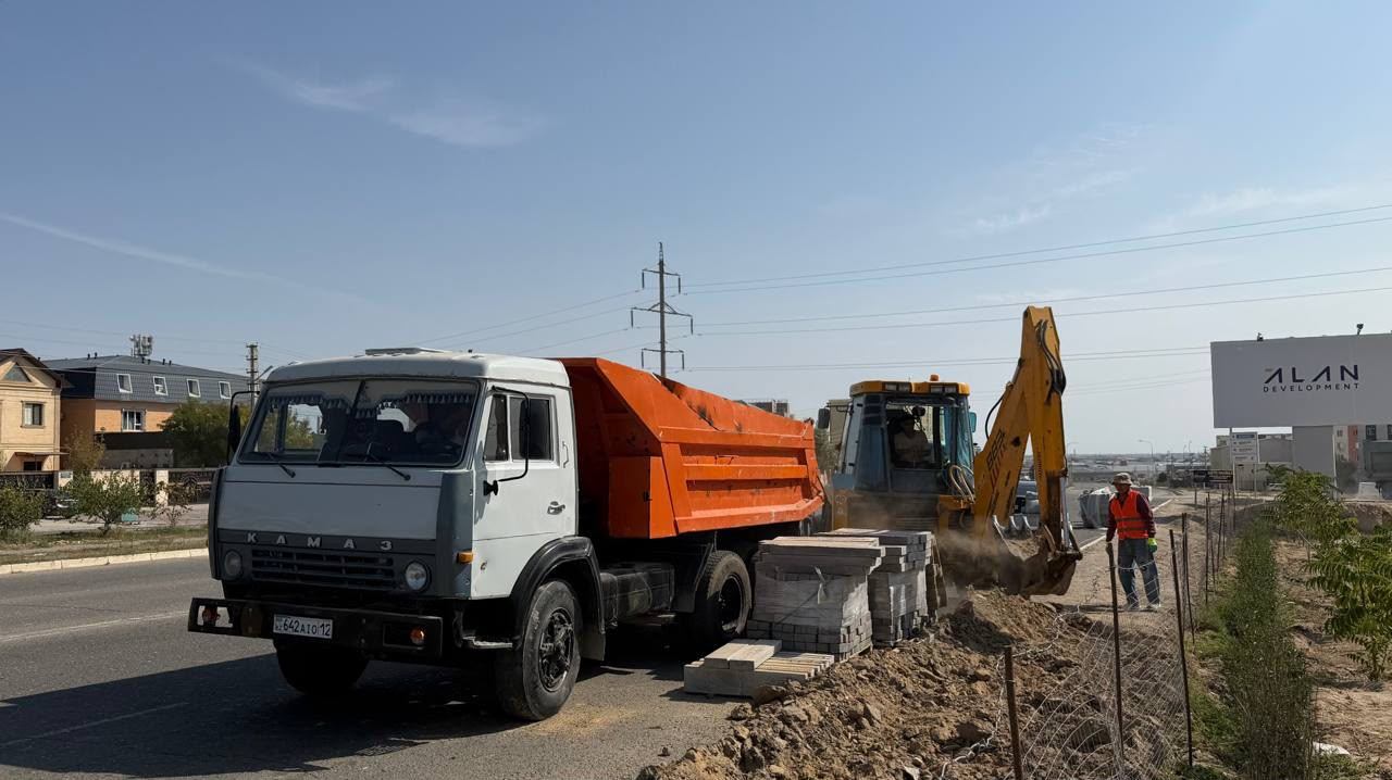 В 29А микрорайоне Актау строят новую пешеходную дорожку