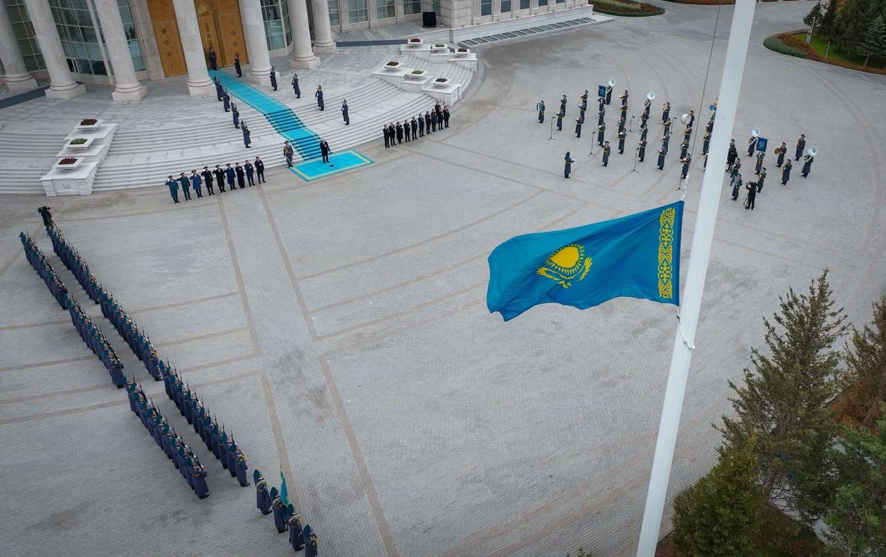Президент Қасым-Жомарт Тоқаев Мемлекеттік ту көтеру рәсіміне қатысты