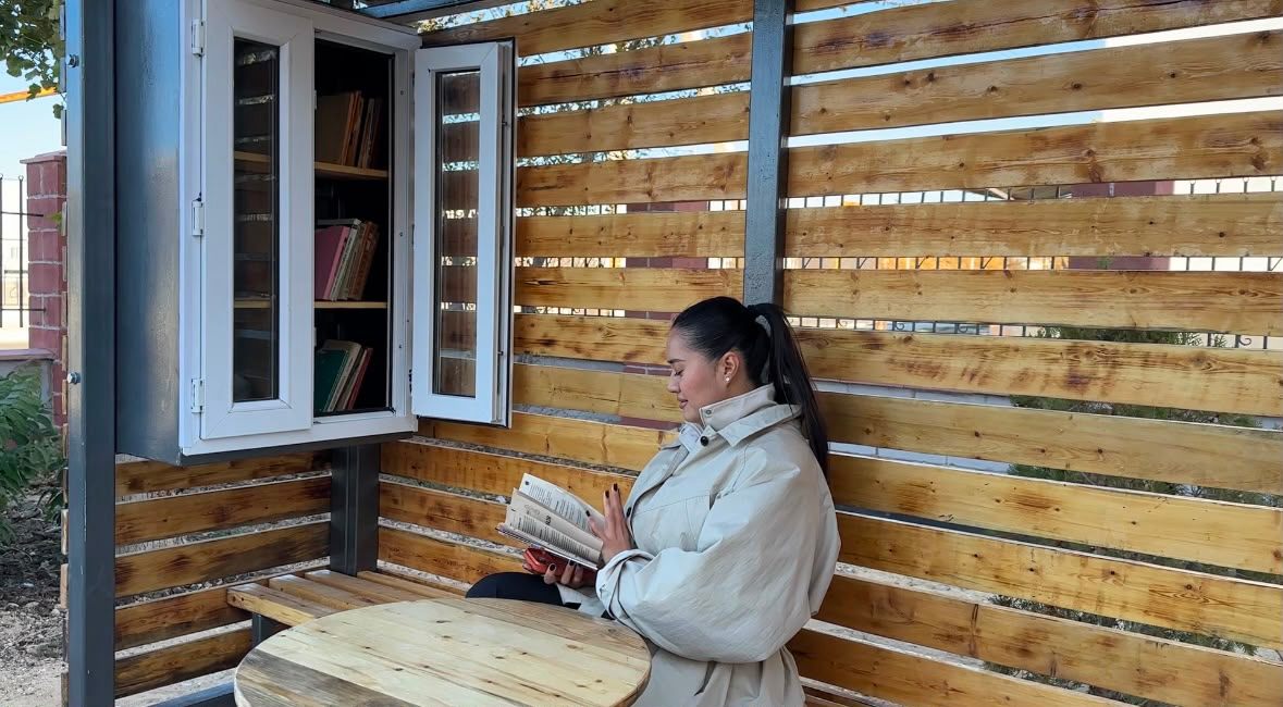 Книги, кофе и свежий воздух: в Мангистау открыли необычную библиотеку для молодежи