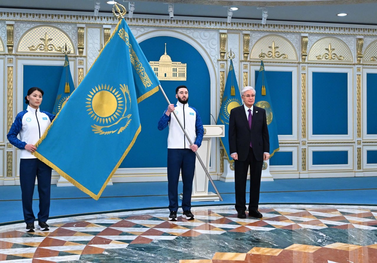 Президент Қысқы Олимпиада ойындары мен Паралимпиадаға қатысатын ұлттық құрама мүшелеріне Мемлекеттік туды тапсырды