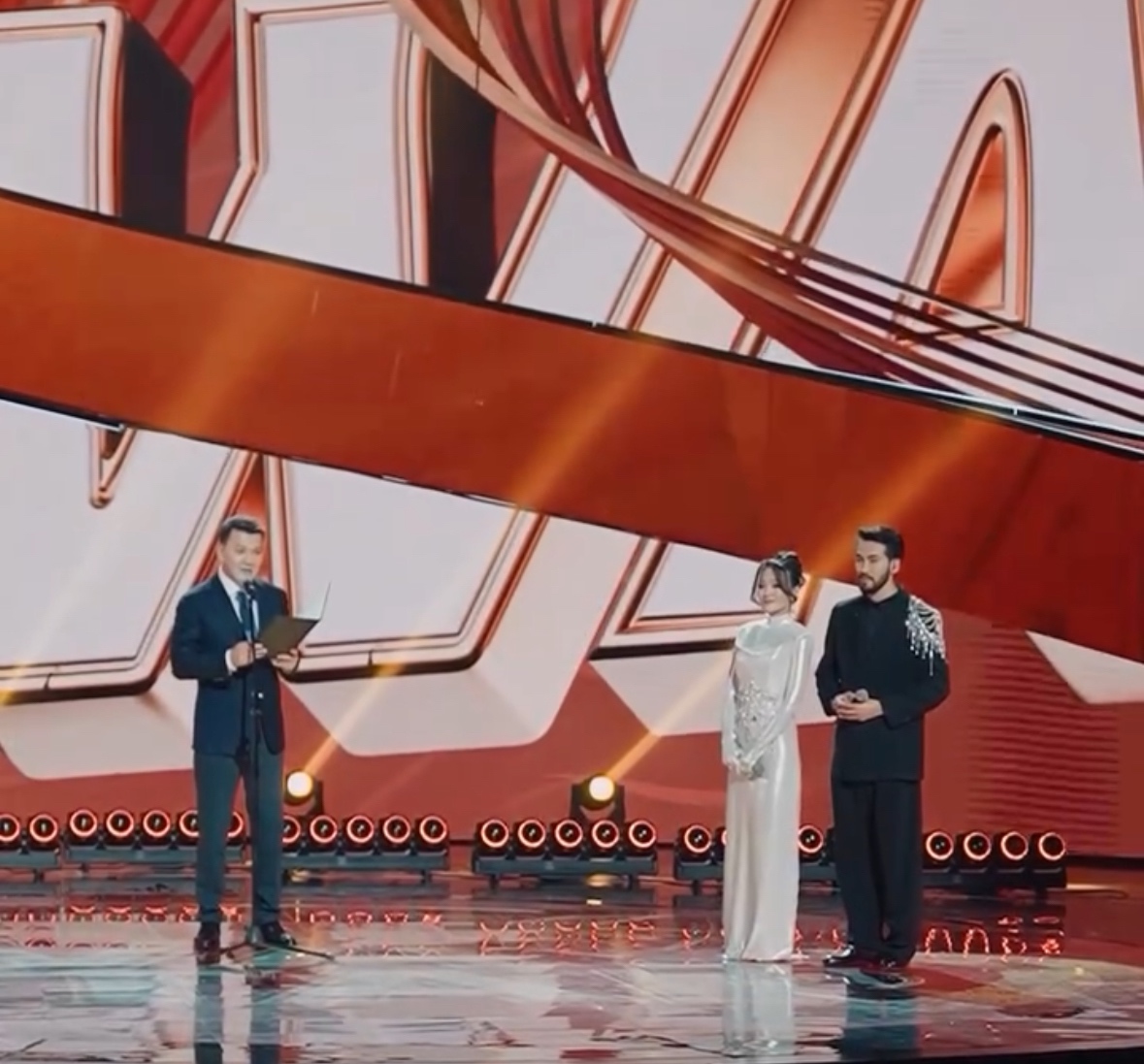 Silk Way Star гранд-финалының ресми бөлімі Қазақстан Президенті Қасым-Жомарт Тоқаевтың құттықтауымен ашылды