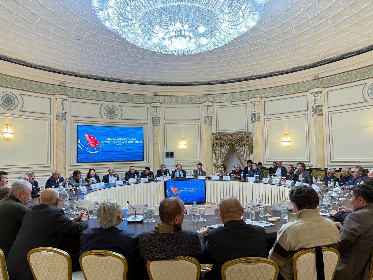 Жазушылар одағы жаңа  Конституция жобасын талқылады