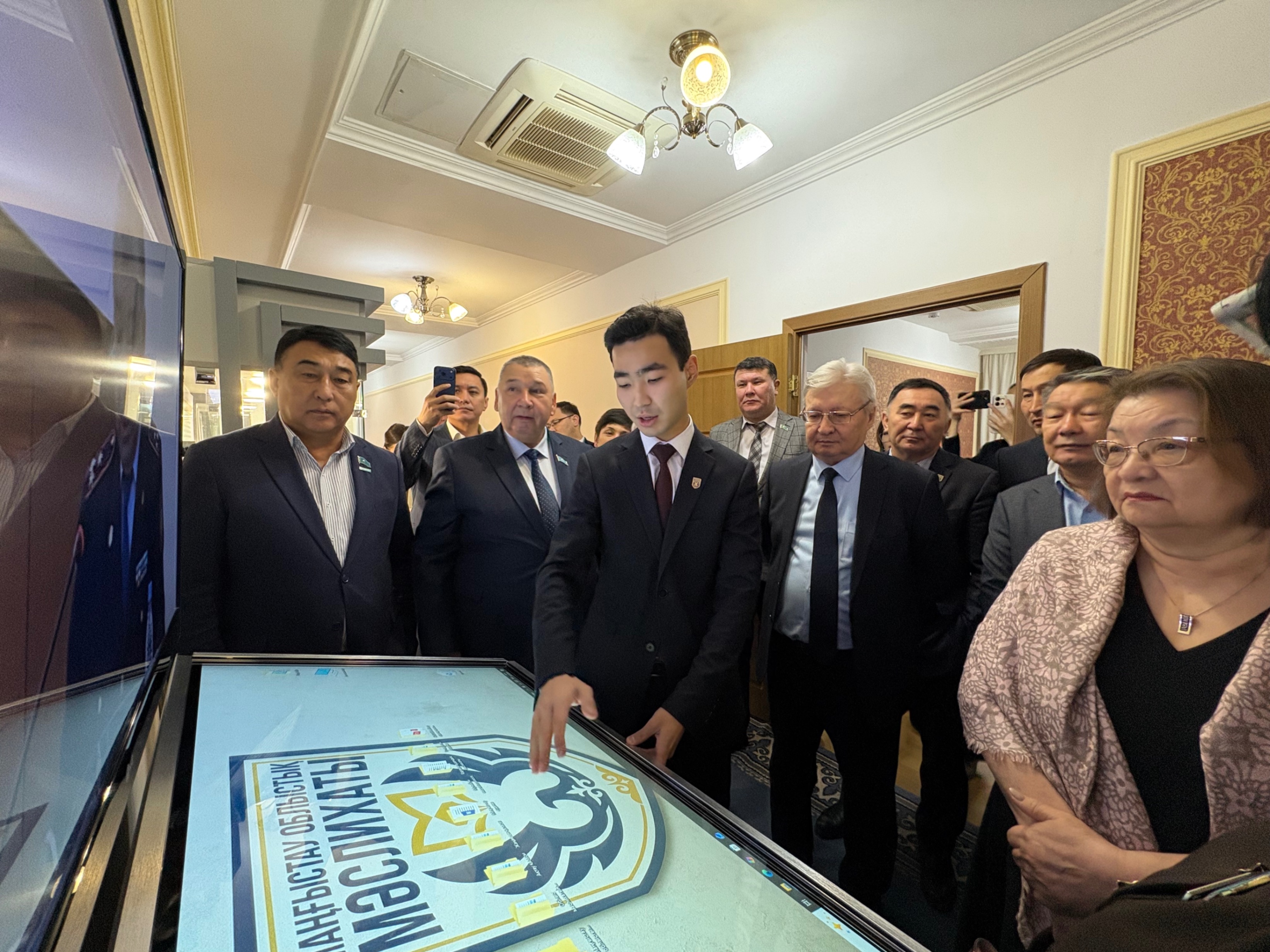 Ақтауда облыстық мәслихат аппараты интерактивті ақпараттық киоскіні іске қосты