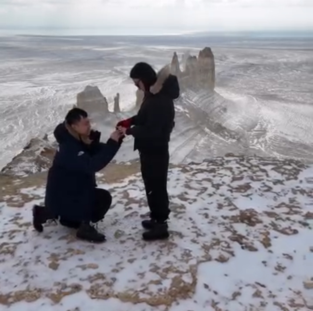 Турист из Китая сделал предложение своей избраннице на Бозжире