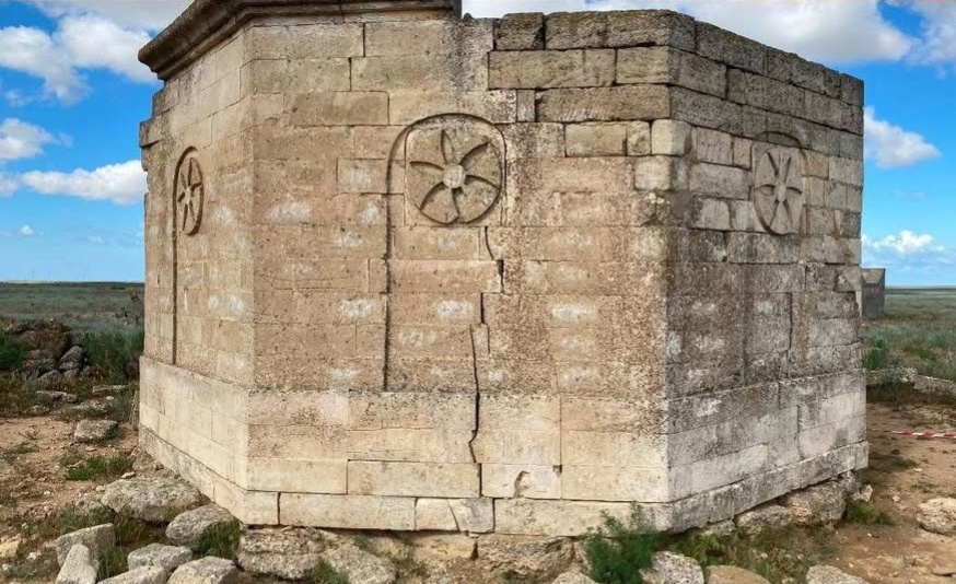 В Мангистау продолжается реставрация исторических и древних памятников