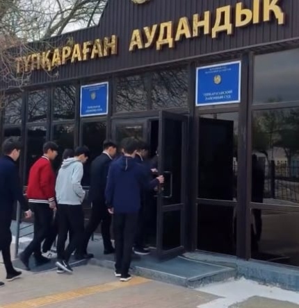 Суд вместо лекции: подросткам Тупкарагана показали процесс над закладчиками наркотиков