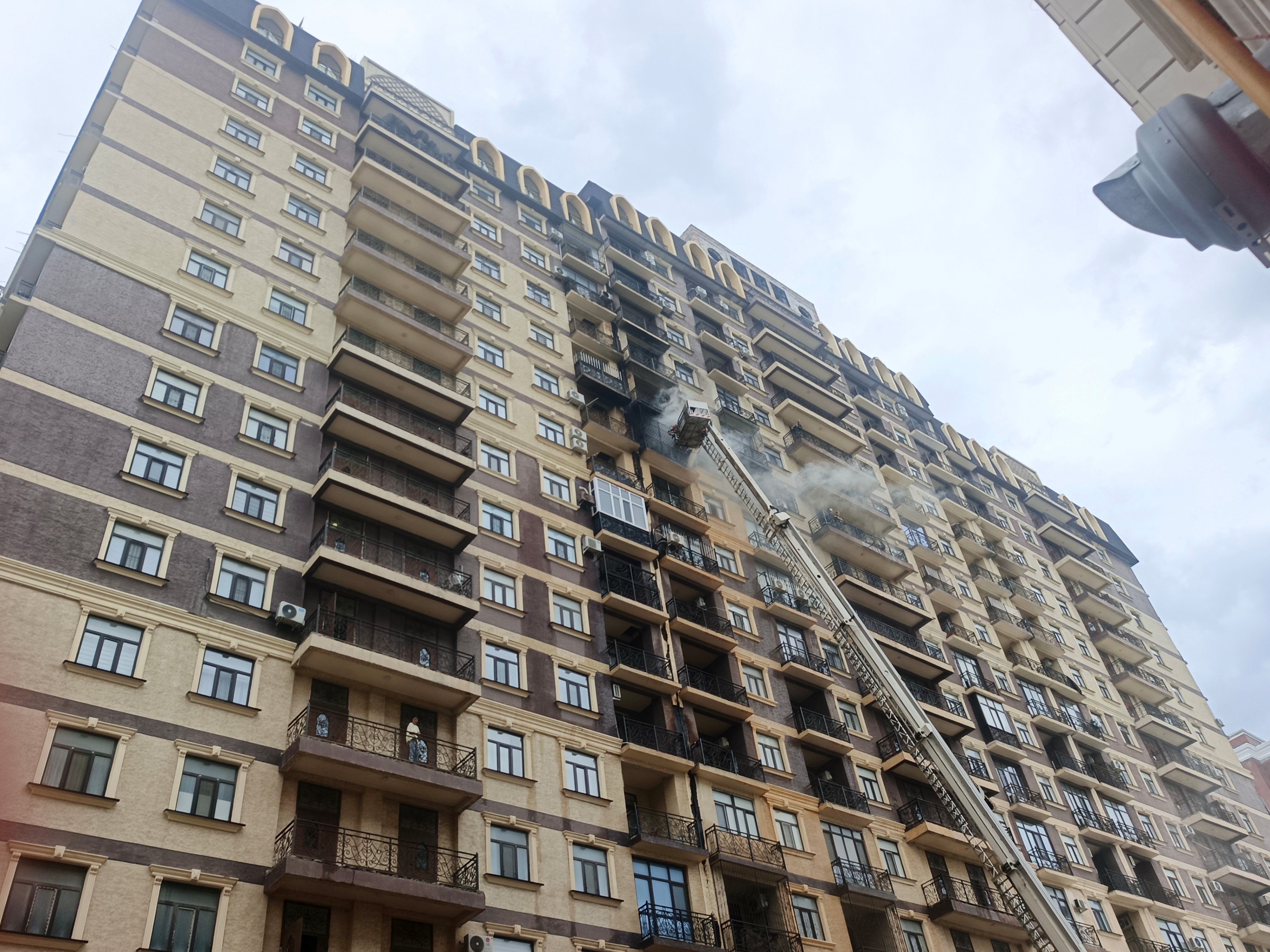 Восемь человек спасли при пожаре в Актау