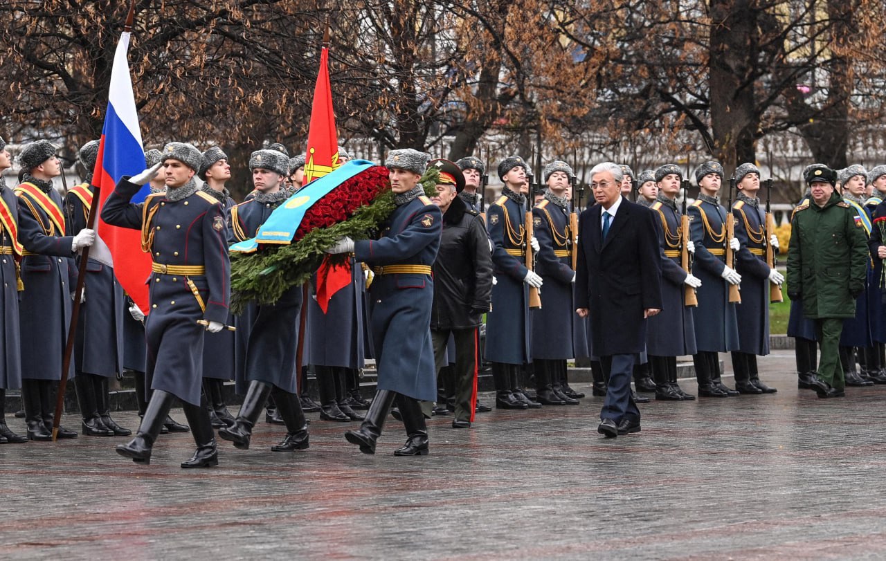 Мемлекет басшысы Мәскеуде «Белгісіз жауынгер бейітіне» гүл шоғын қойды