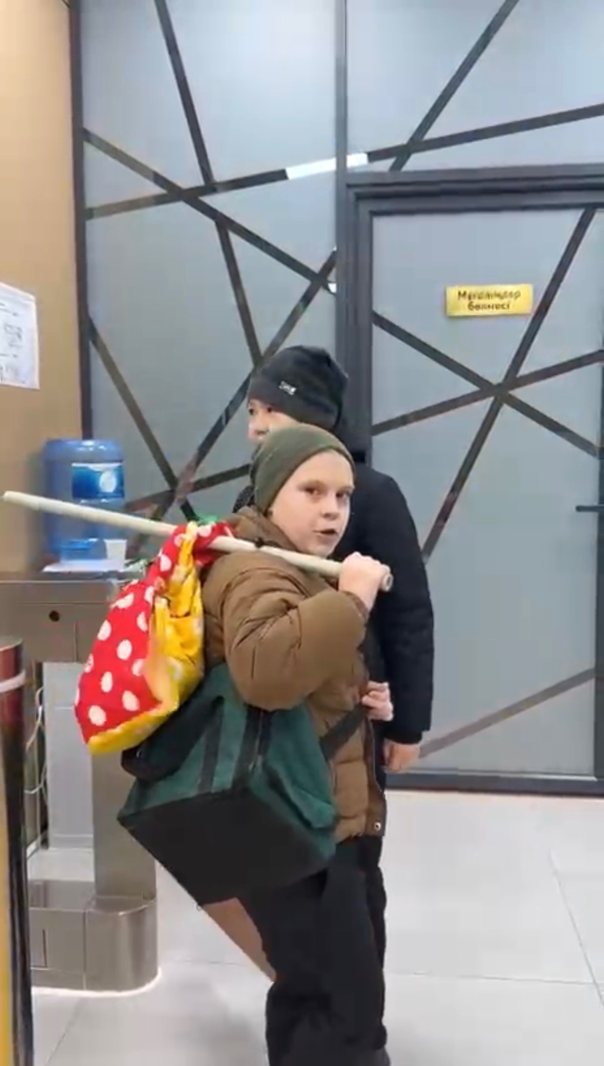 Оқушылар мектеп сөмкесін аквариум, чемодан, себеттер мен өзге де қызықты заттарға алмастырды