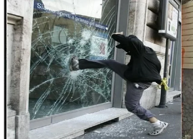 Ақтауда мас күйінде бұзақылық жасаған 18 жастағы тұрғынға айыппұл салынды