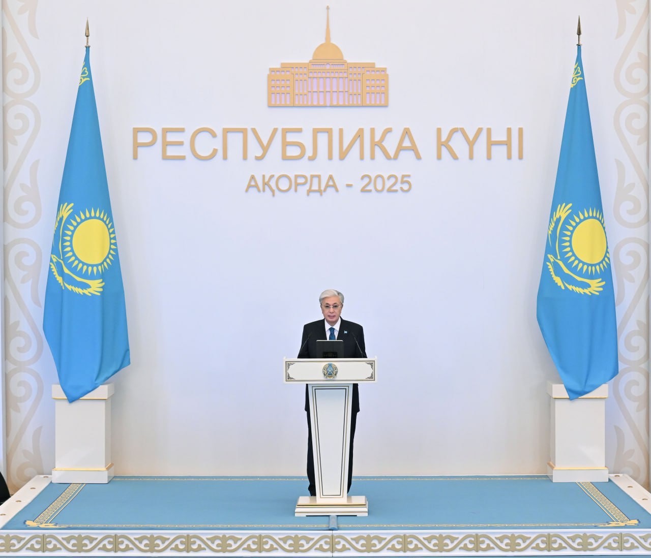 Президент выступил с речью на торжественном собрании, посвященном Дню Республики