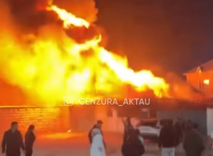 Мұнайлы ауданында гараж өртеніп, от көрші үйдің шатырына өтті