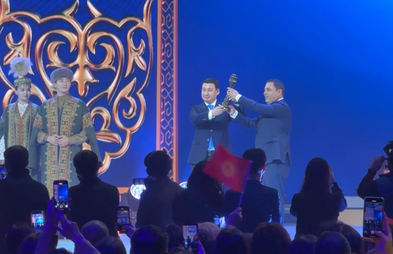 Әбілқайыр Байпақов Әндіжан қаласының әкіміне «Түркі әлемінің мәдени астанасы» мәртебесін табыстады