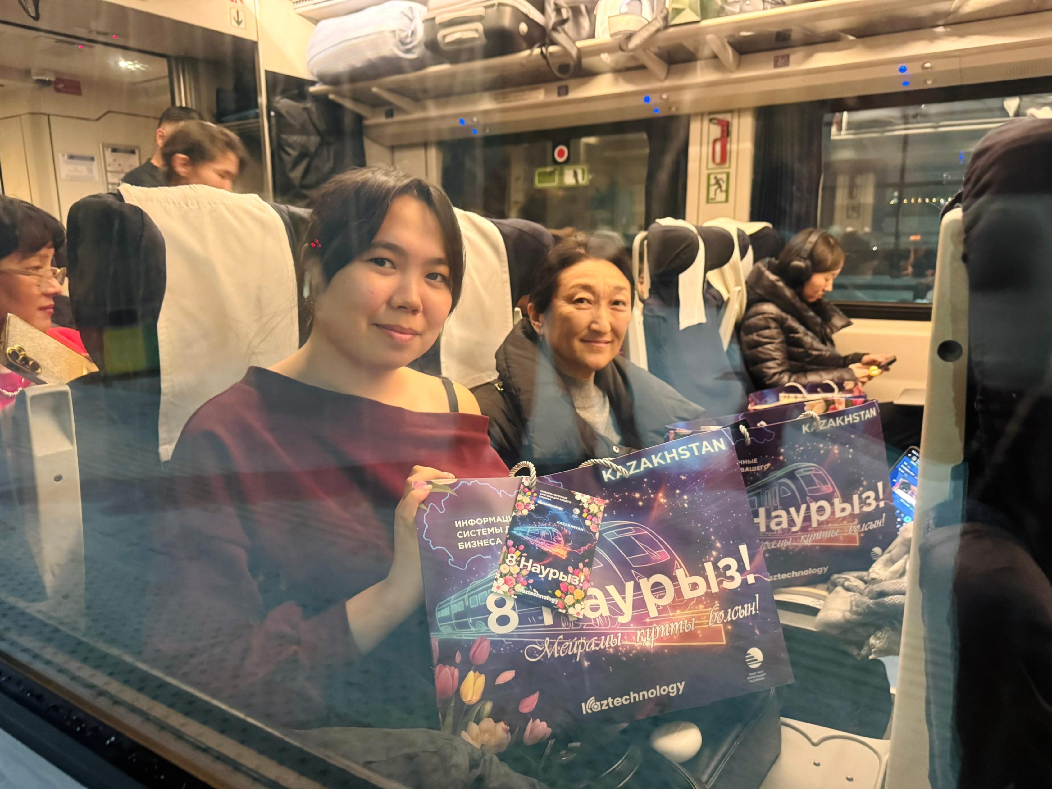 Женщин начали поздравлять с 8 Марта в поездах КТЖ