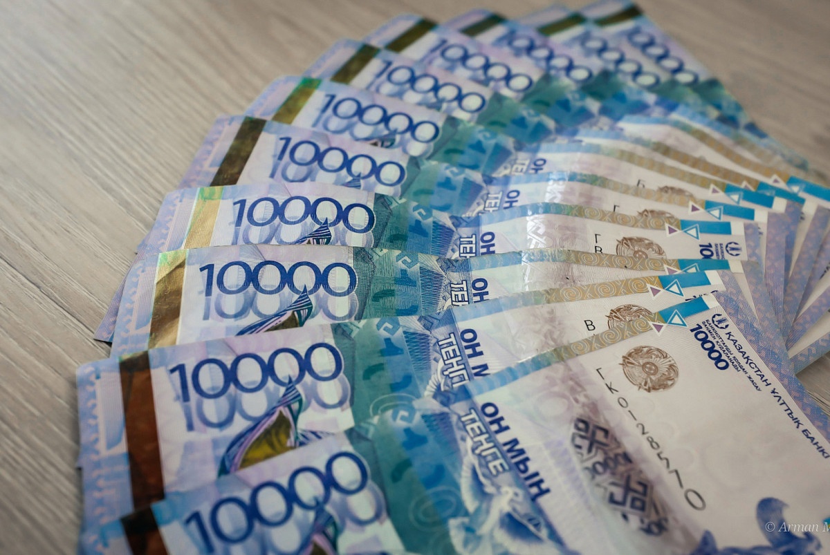 Национальный банк Казахстана продлит обращение старых купюр номиналом 10 тысяч тенге