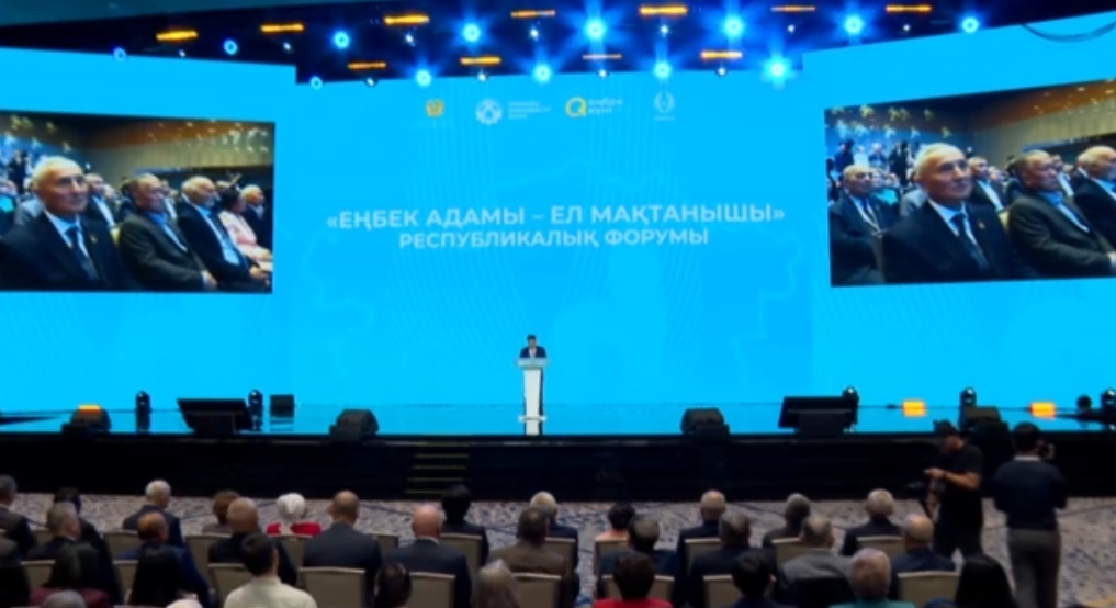 День труда: Олжас Бектенов от имени Президента вручил награды представителям рабочих профессий