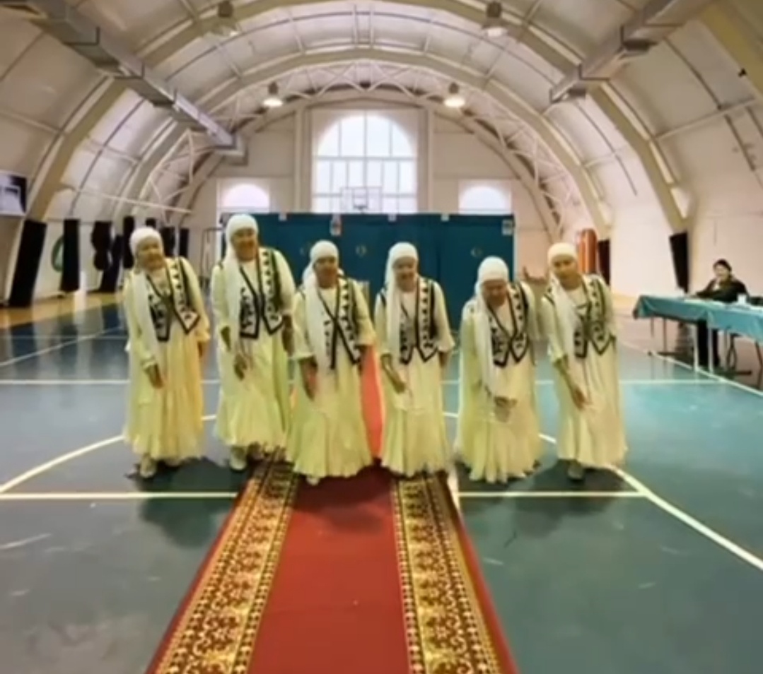 Референдумға келген келіндер сәлем салды