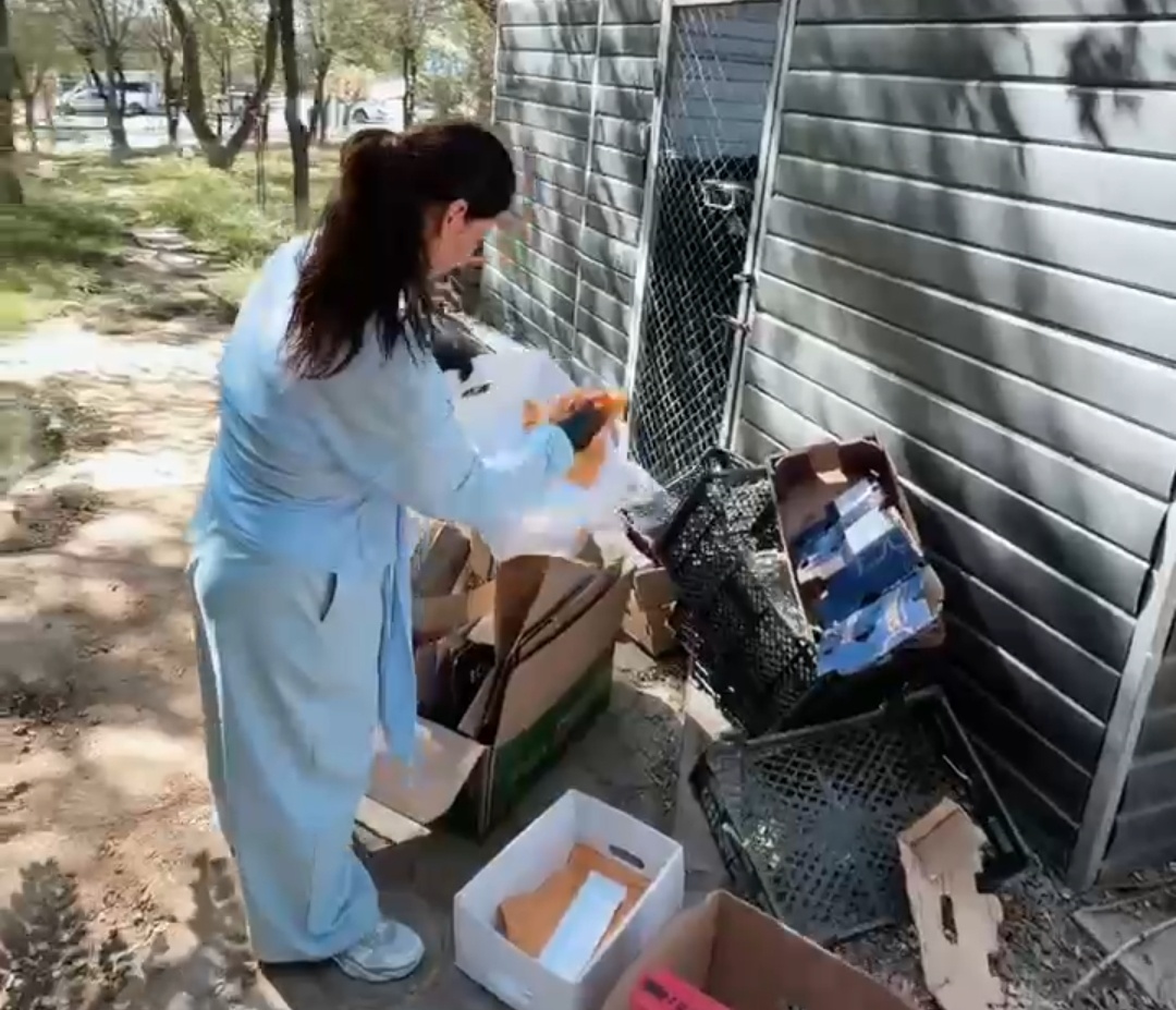 Маңғыстаулық экобелсенді қалдықтарды сұрыптап, қайта өңдеуге тапсырады