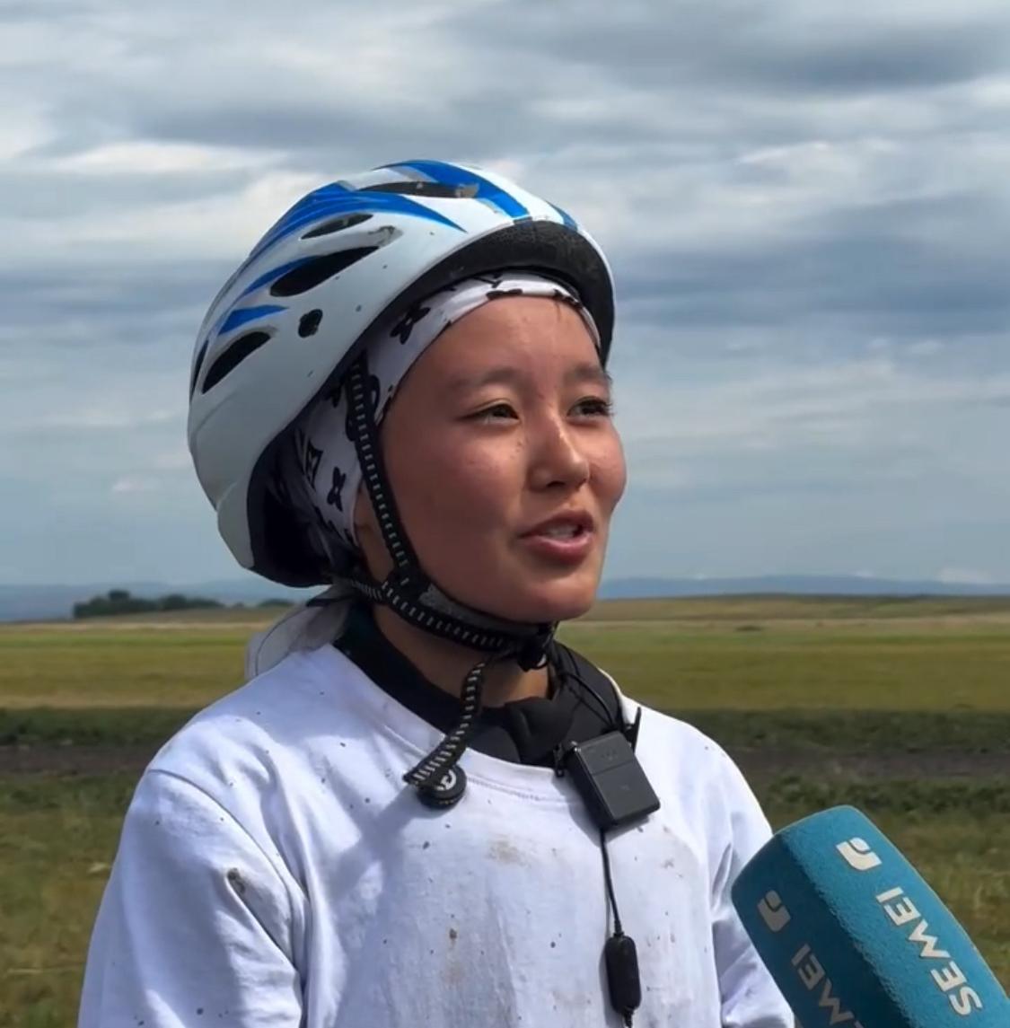 Көкіректі сиыр қыз орманда өзін шабандозына берді. Көкіректі сиыр қыз орманда өзін шабандозына берді.