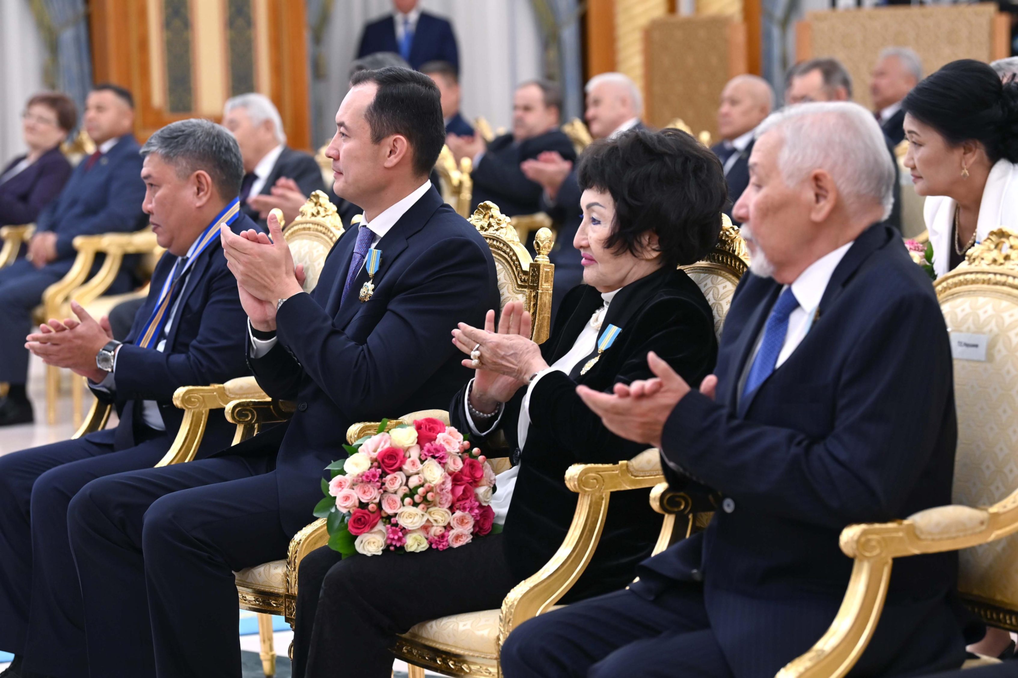 Президент мұнай-газ саласын дамытуға елеулі үлес қосқан азаматтарды марапаттады