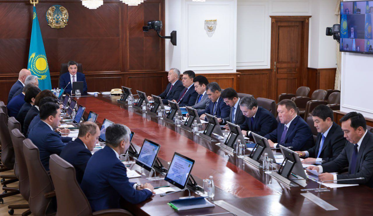Премьер-министр барлық салада ЖИ енгізу және цифрландыру бойынша тапсырма берді