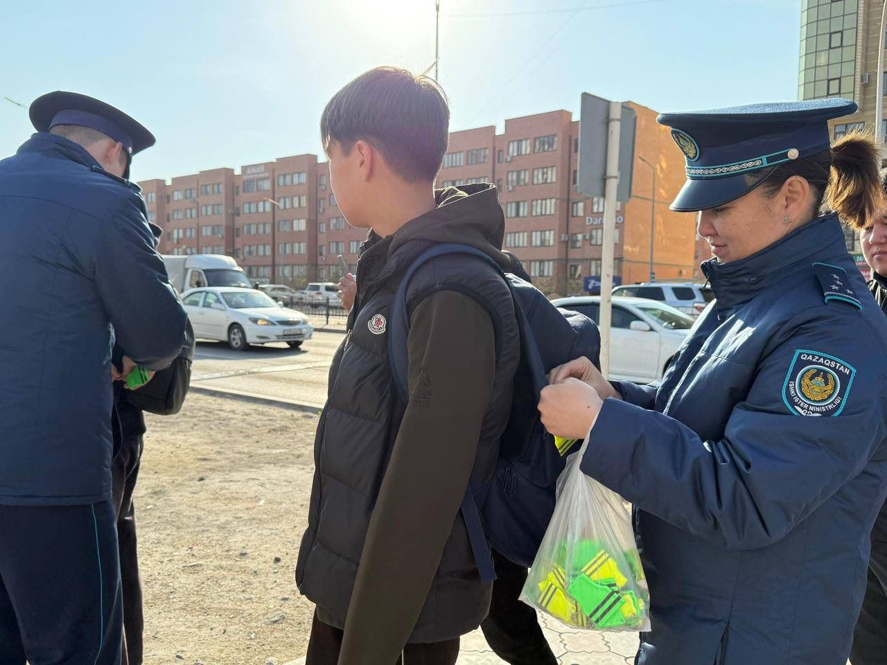 Маңғыстауда полицейлер жаяу жүргіншілерге жарық шағылыстырғыш құрал таратты