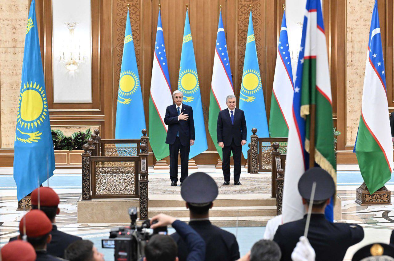 Қасым-Жомарт Тоқаев Өзбекстан Президенті Шавкат Мирзиёевтің шақыруымен Ташкентке мемлекеттік сапармен барды