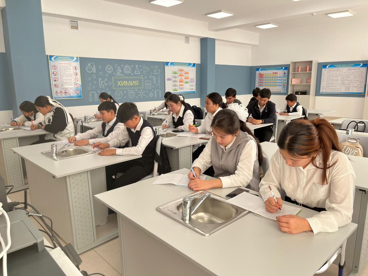 Өңірде оқушылар «Заң мен тәртіп» тақырыбында мазмұндама жазды