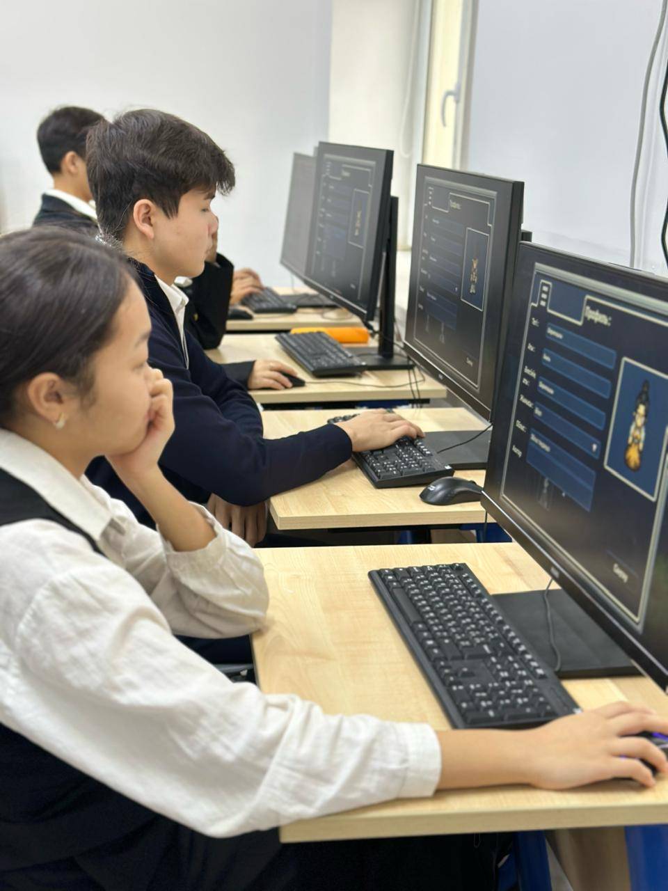 Маңғыстаулық оқушылар «Qarzhy sagshysy» интерактивті ойынына қатысуда