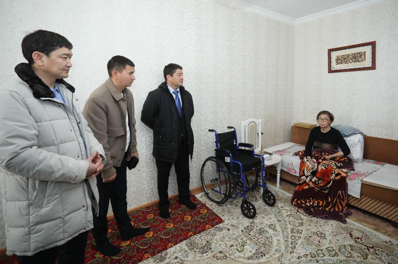 Нұрдәулет Қилыбай Жаңаөзенде тұратын мүмкіндігі шектеулі азаматтардың үйіне барды