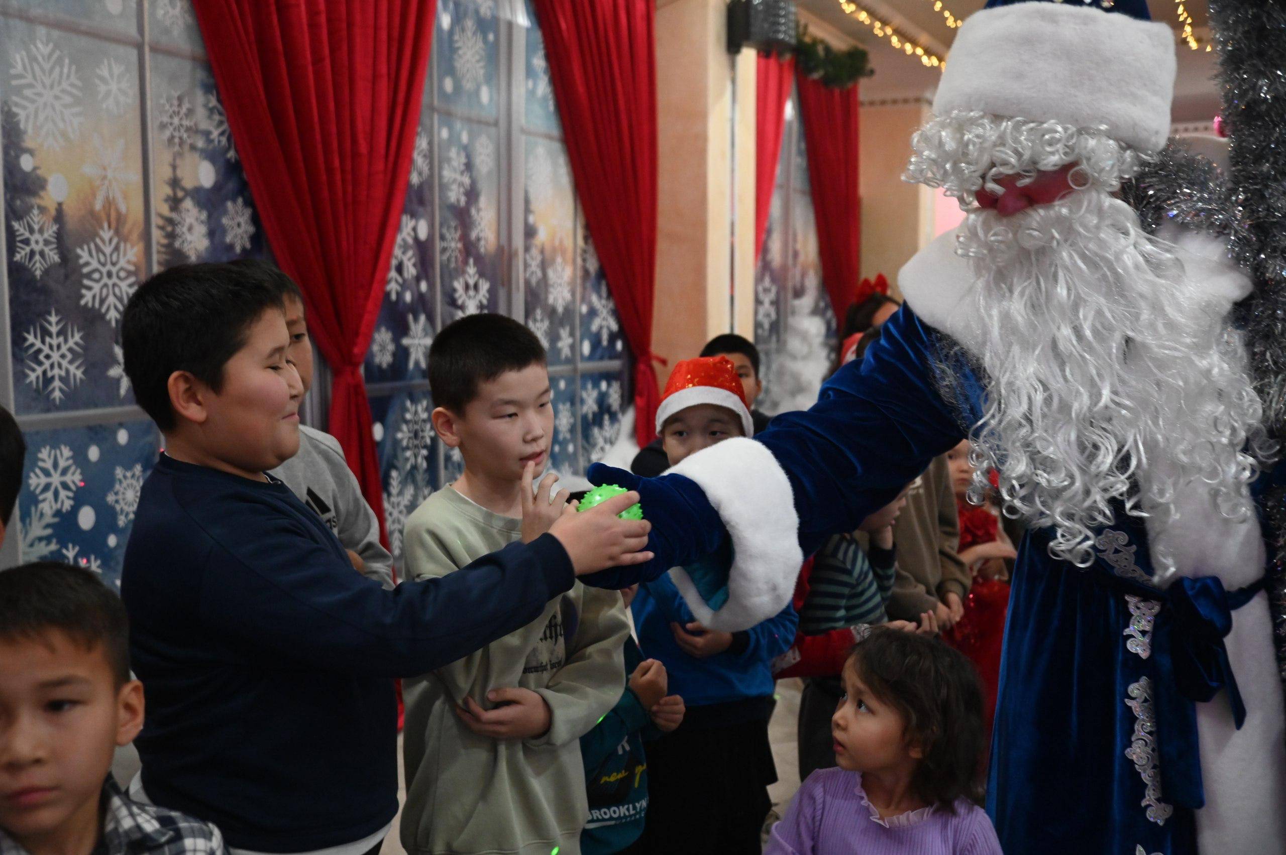 ҚР Қарулы Күштері Әскери-теңіз күштерінің балаларына жаңа жылдық ертегі ұйымдастырылды