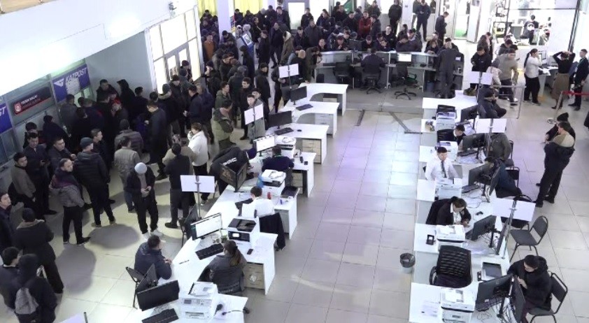 Ақтаудағы арнайы ХҚКО-ларда қарбалас: жүргізушілер нөмірді өздері таңдай бастады